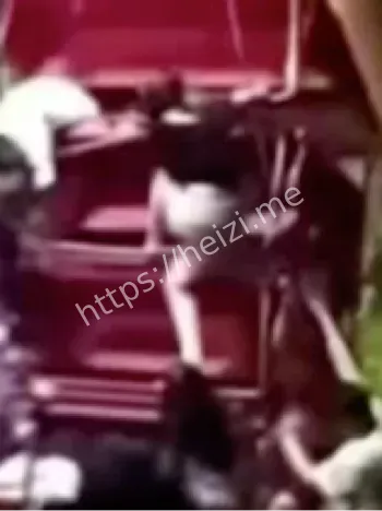 海盗船拦腰折断