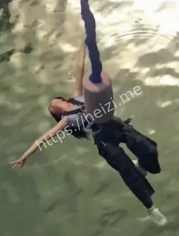 美女蹦极绳子断了