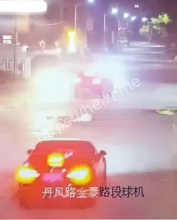 推孩子的妈妈被撞飞