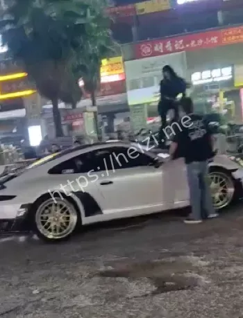 保时捷GT3被砸