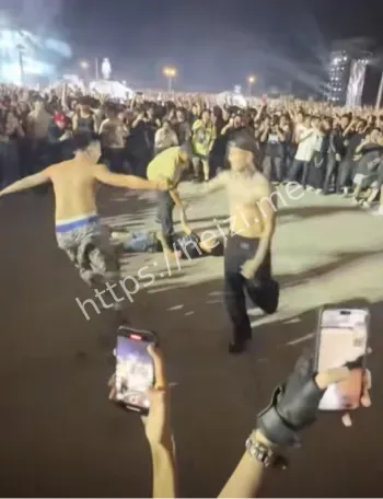 台下打架视频疯传