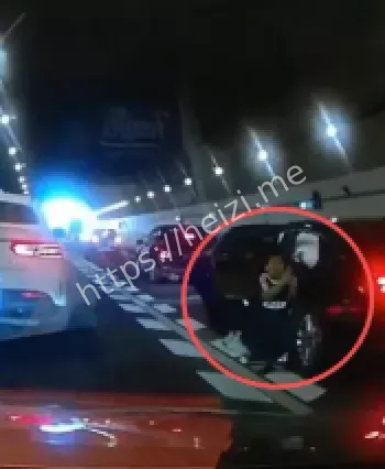 10岁男孩跪地拦车救母