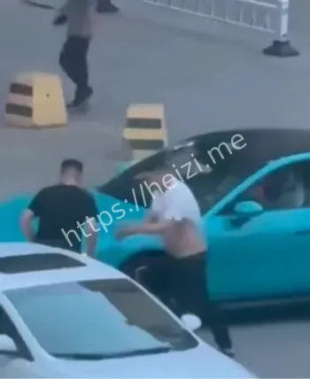 小米SU7旁辣眼群战