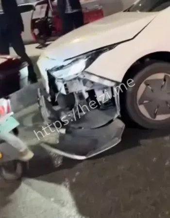 御营小学门口突发车祸