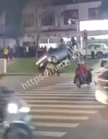 比亚迪失控撞飞红路灯