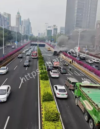 季华路公交车当街起火