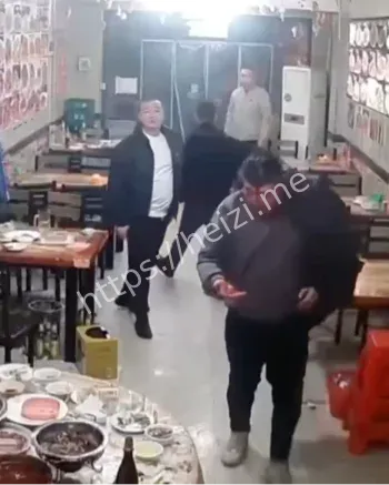 持刀男子砍伤多人监控实锤