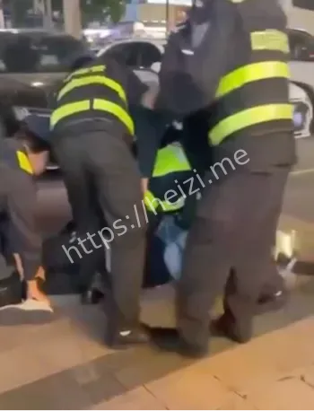 保安钢叉制服持刀男子