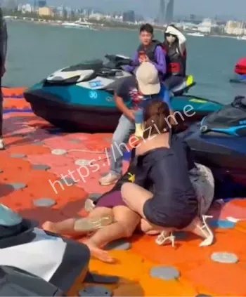 女生打架男友劝架失败