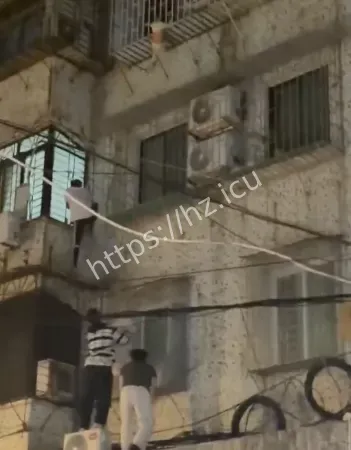 三小伙无防护高空接力