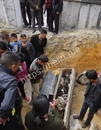 夜夜听见棺内敲击声