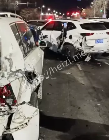 如炮弹射入车流