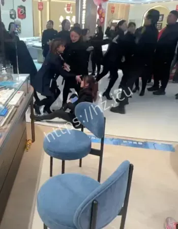 两家员工当众大打出手