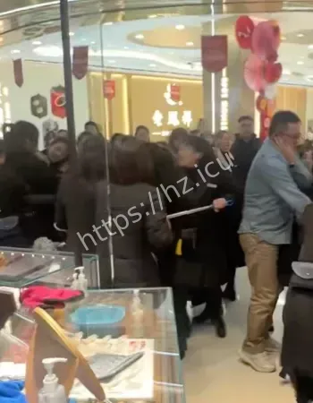 扯衣拉发乱战一片