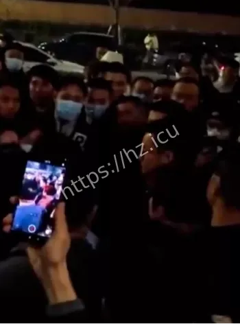 学区房业主聚集抗议